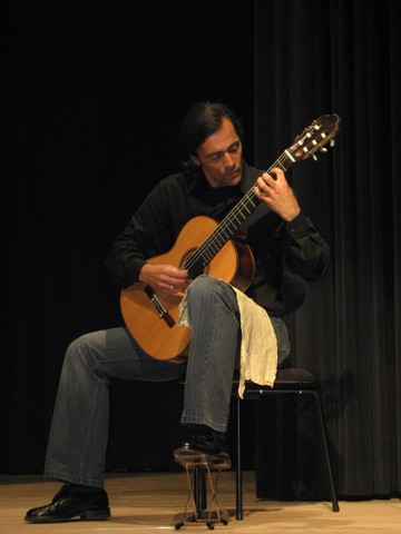 Peter Kollowrat mit Gitarre